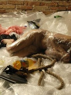 裸模ROXANNE地下室内的保鲜膜人体_外企老外玩中国女员工